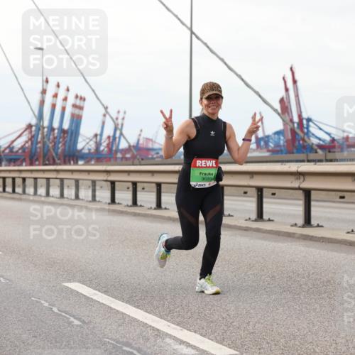 03.10.2025 - Köhlbrandbrückenlauf Lena Gebhardt http://msf.ph/oto/9129733 03.10.2025 16:04:20 Position 2 9689 meine-sportfotos.de