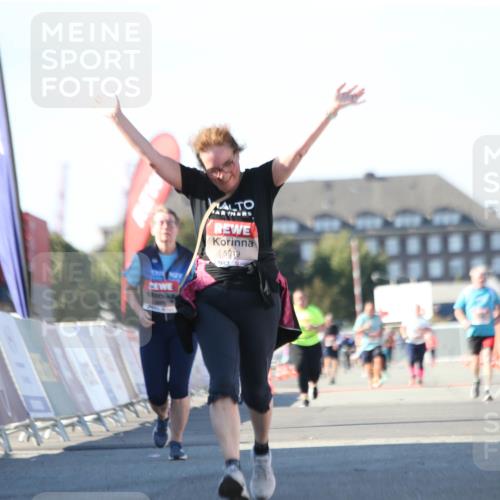 03.10.2025 - Köhlbrandbrückenlauf Jannik Wohlers http://msf.ph/oto/9129736 03.10.2025 13:44:34 Ziel 5904, 5905, 5919, 6257, 6258 meine-sportfotos.de