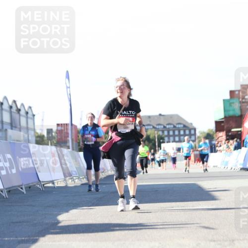 03.10.2025 - Köhlbrandbrückenlauf Jannik Wohlers http://msf.ph/oto/9129750 03.10.2025 13:44:35 Ziel 5696, 5904, 5905, 5919, 6257, 6258 meine-sportfotos.de