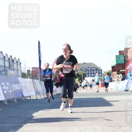 03.10.2025 - Köhlbrandbrückenlauf Jannik Wohlers http://msf.ph/oto/9129752 03.10.2025 13:44:35 Ziel 5696, 5904, 5905, 5919, 6257, 6258 meine-sportfotos.de