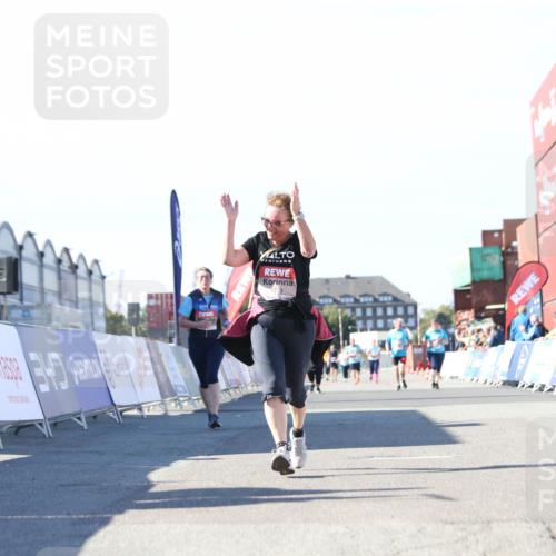 03.10.2025 - Köhlbrandbrückenlauf Jannik Wohlers http://msf.ph/oto/9129756 03.10.2025 13:44:36 Ziel 5696, 5904, 5905, 5919, 6257 meine-sportfotos.de