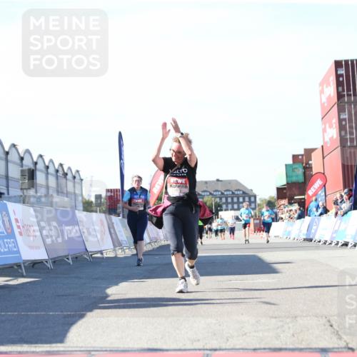 03.10.2025 - Köhlbrandbrückenlauf Jannik Wohlers http://msf.ph/oto/9129760 03.10.2025 13:44:36 Ziel 5696, 5904, 5905, 5919, 6257 meine-sportfotos.de