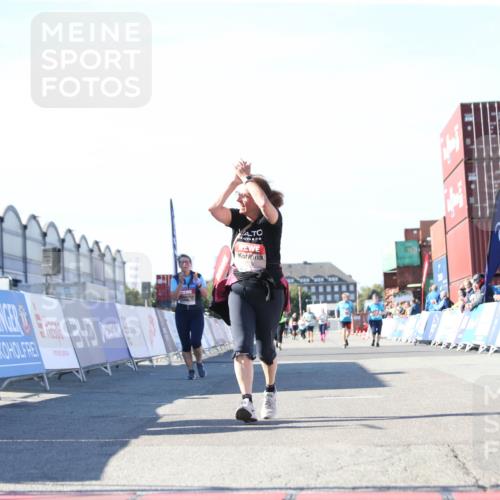 03.10.2025 - Köhlbrandbrückenlauf Jannik Wohlers http://msf.ph/oto/9129767 03.10.2025 13:44:36 Ziel 5696, 5904, 5905, 5919, 6257 meine-sportfotos.de