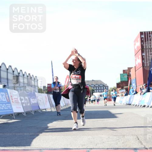 03.10.2025 - Köhlbrandbrückenlauf Jannik Wohlers http://msf.ph/oto/9129769 03.10.2025 13:44:36 Ziel 5696, 5904, 5905, 5919, 6257 meine-sportfotos.de