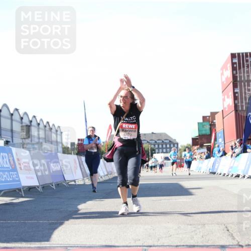 03.10.2025 - Köhlbrandbrückenlauf Jannik Wohlers http://msf.ph/oto/9129771 03.10.2025 13:44:36 Ziel 5696, 5904, 5905, 5919, 6257 meine-sportfotos.de