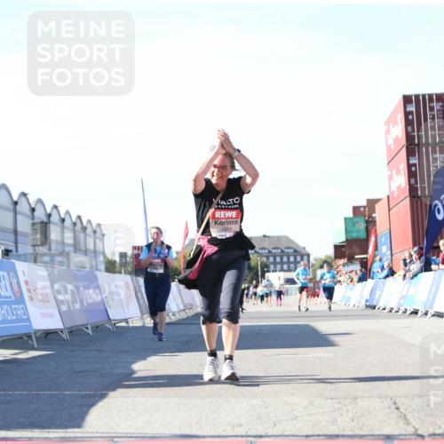 03.10.2025 - Köhlbrandbrückenlauf Jannik Wohlers http://msf.ph/oto/9129774 03.10.2025 13:44:36 Ziel 5696, 5904, 5905, 5919, 6257 meine-sportfotos.de