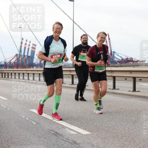 03.10.2025 - Köhlbrandbrückenlauf Lena Gebhardt http://msf.ph/oto/9129776 03.10.2025 16:04:28 Position 2 8010, 9291, 9215, 9290 meine-sportfotos.de