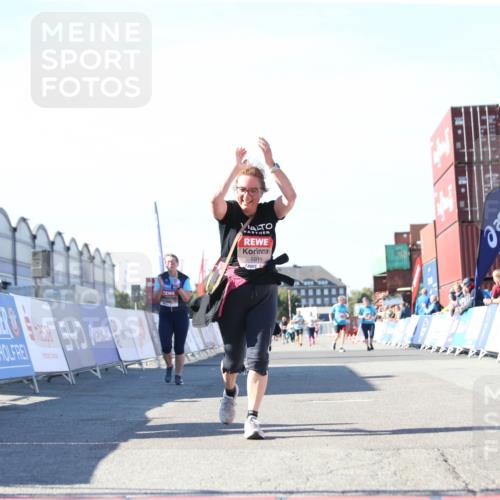 03.10.2025 - Köhlbrandbrückenlauf Jannik Wohlers http://msf.ph/oto/9129778 03.10.2025 13:44:37 Ziel 5696, 5904, 5905, 5919 meine-sportfotos.de