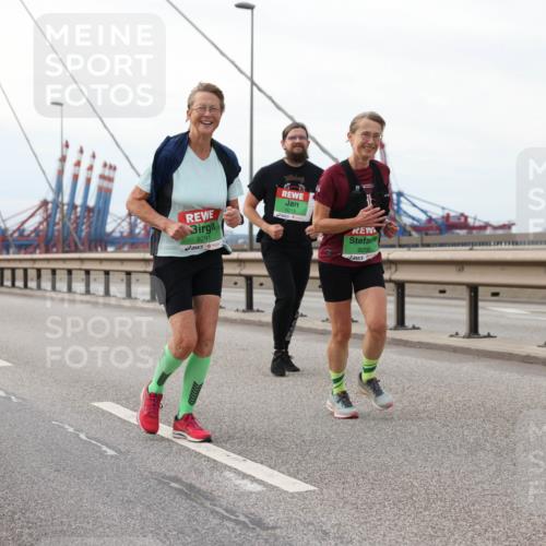 03.10.2025 - Köhlbrandbrückenlauf Lena Gebhardt http://msf.ph/oto/9129779 03.10.2025 16:04:28 Position 2 8010, 9291, 9215, 9290 meine-sportfotos.de