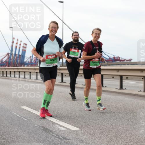 03.10.2025 - Köhlbrandbrückenlauf Lena Gebhardt http://msf.ph/oto/9129785 03.10.2025 16:04:29 Position 2 8010, 9291, 9215, 9290 meine-sportfotos.de