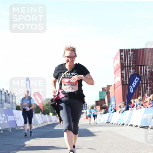 03.10.2025 - Köhlbrandbrückenlauf Jannik Wohlers http://msf.ph/oto/9129792 03.10.2025 13:44:37 Ziel 5696, 5904, 5905, 5919 meine-sportfotos.de