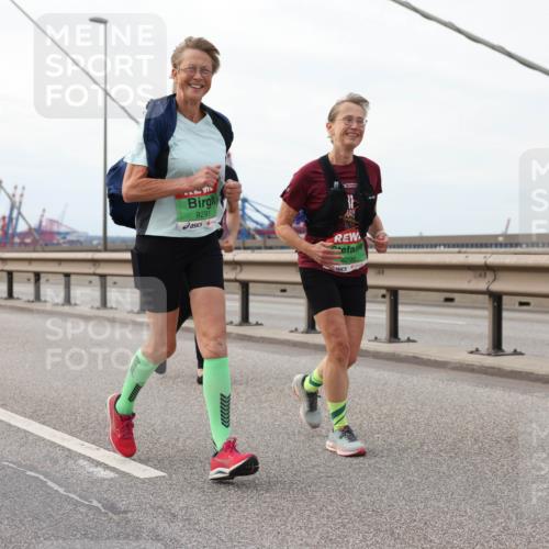 03.10.2025 - Köhlbrandbrückenlauf Lena Gebhardt http://msf.ph/oto/9129793 03.10.2025 16:04:29 Position 2 9291, 9290, 11 meine-sportfotos.de