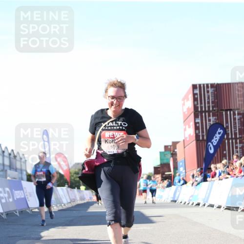 03.10.2025 - Köhlbrandbrückenlauf Jannik Wohlers http://msf.ph/oto/9129794 03.10.2025 13:44:37 Ziel 5696, 5904, 5905, 5919 meine-sportfotos.de