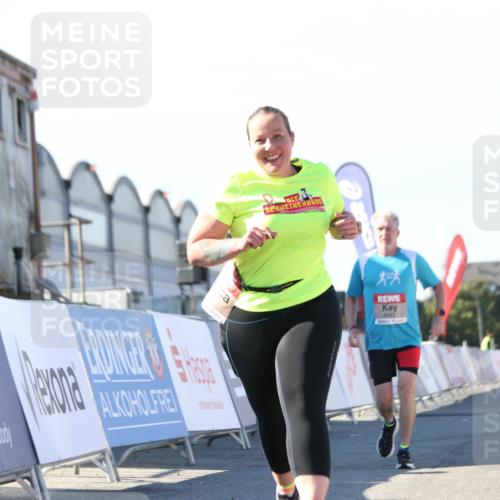03.10.2025 - Köhlbrandbrückenlauf Jannik Wohlers http://msf.ph/oto/9129824 03.10.2025 13:44:51 Ziel 5696, 5932, 6542, 6546 meine-sportfotos.de