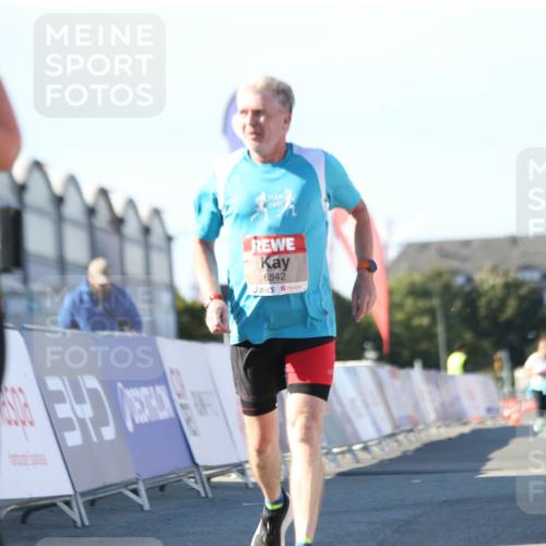 03.10.2025 - Köhlbrandbrückenlauf Jannik Wohlers http://msf.ph/oto/9129830 03.10.2025 13:44:52 Ziel 5932, 6542, 6546 meine-sportfotos.de