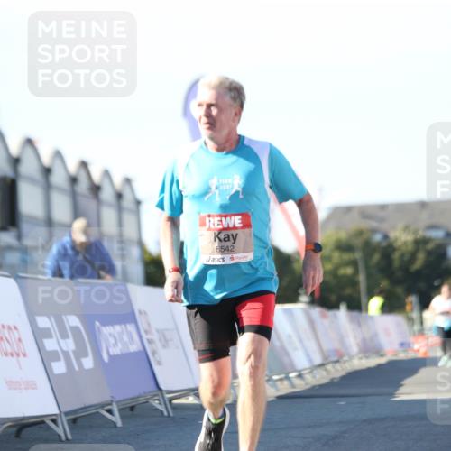 03.10.2025 - Köhlbrandbrückenlauf Jannik Wohlers http://msf.ph/oto/9129834 03.10.2025 13:44:52 Ziel 5932, 6542, 6546 meine-sportfotos.de