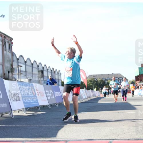 03.10.2025 - Köhlbrandbrückenlauf Jannik Wohlers http://msf.ph/oto/9129835 03.10.2025 13:44:53 Ziel 5932, 6542, 6546 meine-sportfotos.de