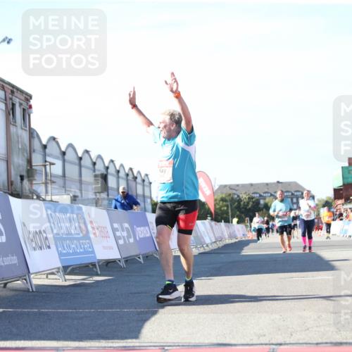 03.10.2025 - Köhlbrandbrückenlauf Jannik Wohlers http://msf.ph/oto/9129838 03.10.2025 13:44:53 Ziel 5932, 6542, 6546 meine-sportfotos.de