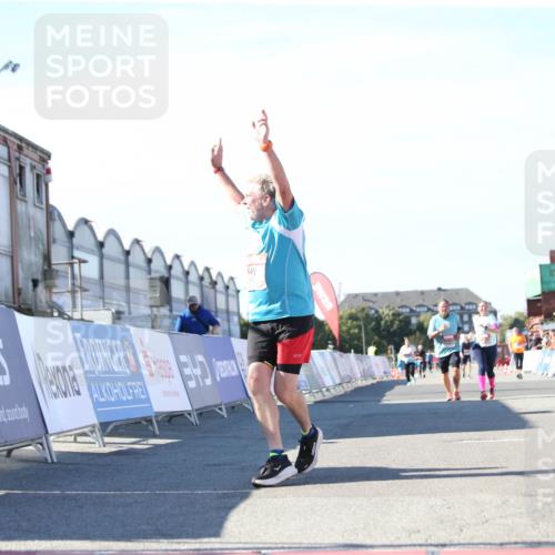 03.10.2025 - Köhlbrandbrückenlauf Jannik Wohlers http://msf.ph/oto/9129841 03.10.2025 13:44:53 Ziel 5932, 6542, 6546 meine-sportfotos.de