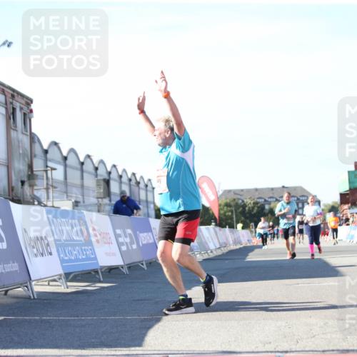 03.10.2025 - Köhlbrandbrückenlauf Jannik Wohlers http://msf.ph/oto/9129842 03.10.2025 13:44:53 Ziel 5932, 6542, 6546 meine-sportfotos.de