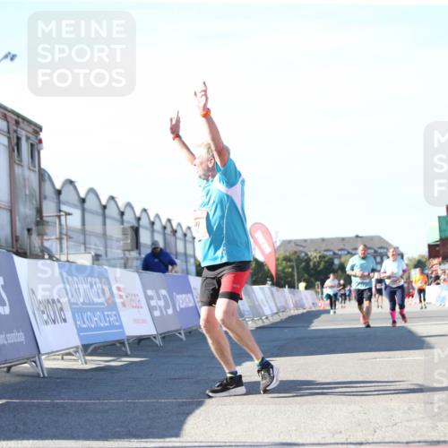 03.10.2025 - Köhlbrandbrückenlauf Jannik Wohlers http://msf.ph/oto/9129846 03.10.2025 13:44:54 Ziel 5932, 6542, 6546 meine-sportfotos.de