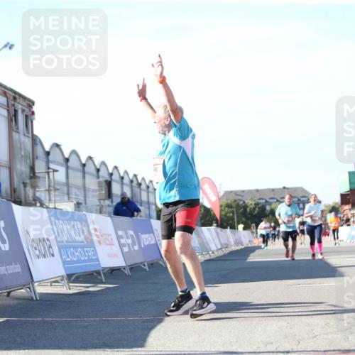 03.10.2025 - Köhlbrandbrückenlauf Jannik Wohlers http://msf.ph/oto/9129848 03.10.2025 13:44:54 Ziel 5932, 6542, 6546 meine-sportfotos.de