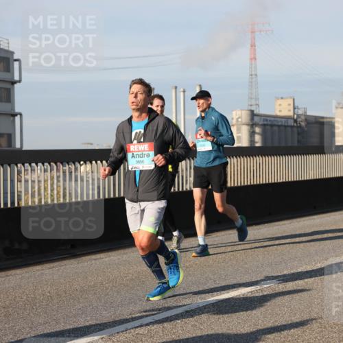03.10.2025 - Köhlbrandbrückenlauf Lena Gebhardt http://msf.ph/oto/9129849 03.10.2025 09:49:09 Position 2 3656, 3228, 3799 meine-sportfotos.de