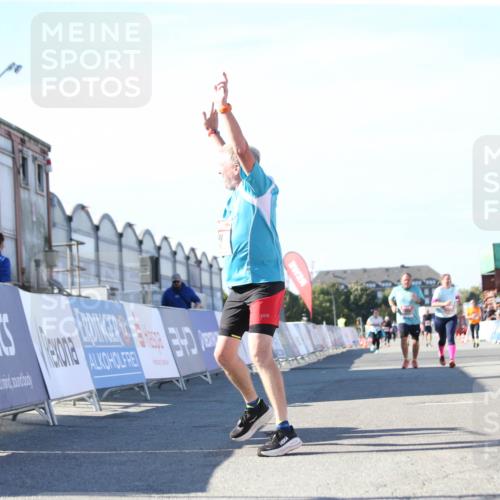 03.10.2025 - Köhlbrandbrückenlauf Jannik Wohlers http://msf.ph/oto/9129850 03.10.2025 13:44:54 Ziel 5932, 6542, 6546 meine-sportfotos.de