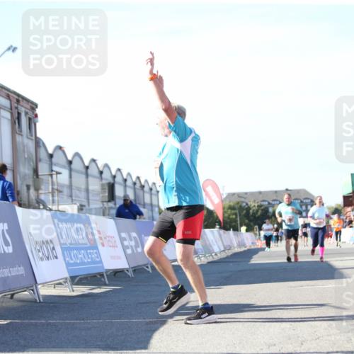 03.10.2025 - Köhlbrandbrückenlauf Jannik Wohlers http://msf.ph/oto/9129853 03.10.2025 13:44:54 Ziel 5932, 6542, 6546 meine-sportfotos.de