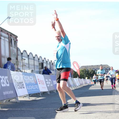 03.10.2025 - Köhlbrandbrückenlauf Jannik Wohlers http://msf.ph/oto/9129856 03.10.2025 13:44:54 Ziel 5932, 6542, 6546 meine-sportfotos.de