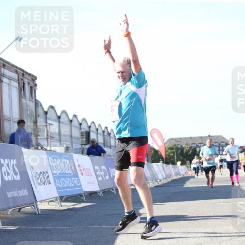 03.10.2025 - Köhlbrandbrückenlauf Jannik Wohlers http://msf.ph/oto/9129857 03.10.2025 13:44:54 Ziel 5932, 6542, 6546 meine-sportfotos.de