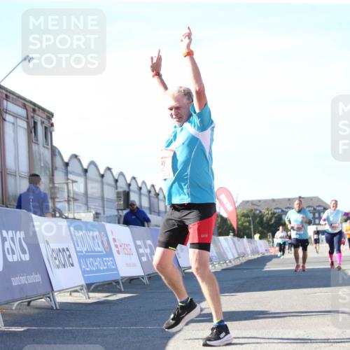 03.10.2025 - Köhlbrandbrückenlauf Jannik Wohlers http://msf.ph/oto/9129861 03.10.2025 13:44:54 Ziel 5932, 6542, 6546 meine-sportfotos.de