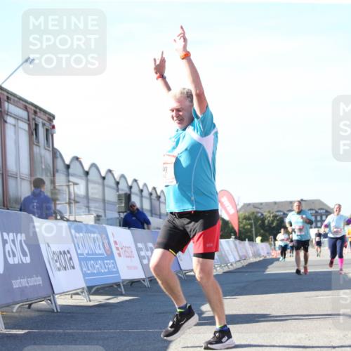 03.10.2025 - Köhlbrandbrückenlauf Jannik Wohlers http://msf.ph/oto/9129862 03.10.2025 13:44:55 Ziel 5932, 6527, 6528, 6542, 6546 meine-sportfotos.de