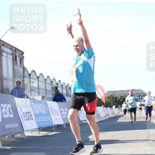 03.10.2025 - Köhlbrandbrückenlauf Jannik Wohlers http://msf.ph/oto/9129865 03.10.2025 13:44:55 Ziel 5932, 6527, 6528, 6542, 6546 meine-sportfotos.de