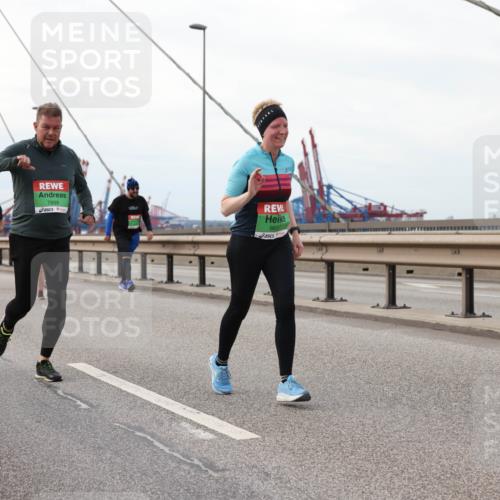 03.10.2025 - Köhlbrandbrückenlauf Lena Gebhardt http://msf.ph/oto/9129870 03.10.2025 16:04:37 Position 2 7899, 8697 meine-sportfotos.de