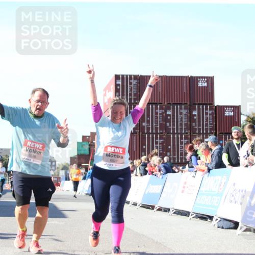 03.10.2025 - Köhlbrandbrückenlauf Jannik Wohlers http://msf.ph/oto/9129874 03.10.2025 13:45:01 Ziel 5932, 6527, 6528, 6542, 6546 meine-sportfotos.de