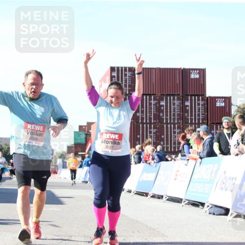03.10.2025 - Köhlbrandbrückenlauf Jannik Wohlers http://msf.ph/oto/9129878 03.10.2025 13:45:01 Ziel 5932, 6527, 6528, 6542, 6546 meine-sportfotos.de