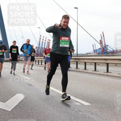 03.10.2025 - Köhlbrandbrückenlauf Lena Gebhardt http://msf.ph/oto/9129879 03.10.2025 16:04:37 Position 2 7899 meine-sportfotos.de