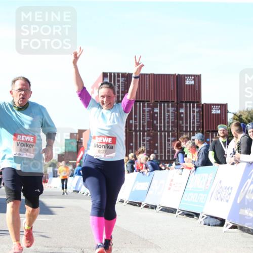 03.10.2025 - Köhlbrandbrückenlauf Jannik Wohlers http://msf.ph/oto/9129882 03.10.2025 13:45:01 Ziel 5932, 6527, 6528, 6542, 6546 meine-sportfotos.de