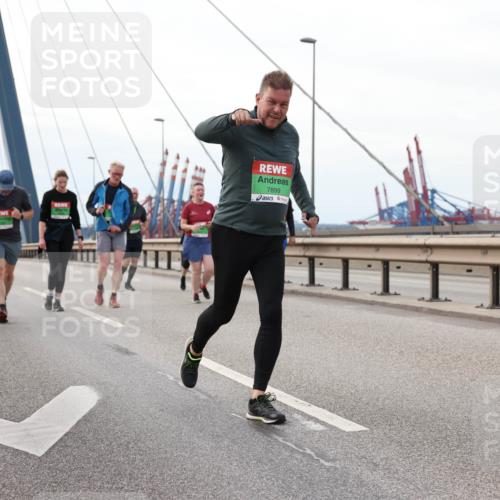 03.10.2025 - Köhlbrandbrückenlauf Lena Gebhardt http://msf.ph/oto/9129883 03.10.2025 16:04:38 Position 2 7899 meine-sportfotos.de