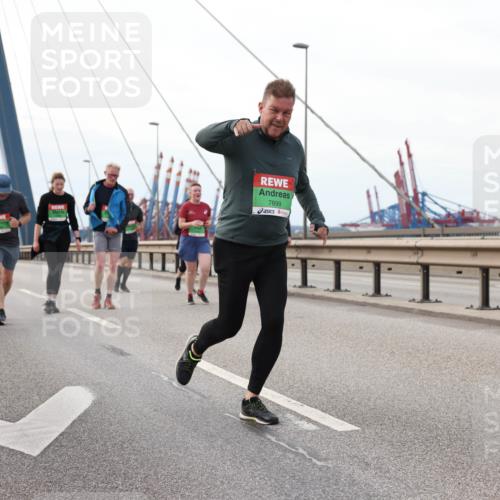 03.10.2025 - Köhlbrandbrückenlauf Lena Gebhardt http://msf.ph/oto/9129887 03.10.2025 16:04:38 Position 2 7899 meine-sportfotos.de