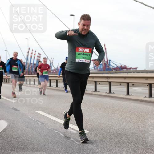 03.10.2025 - Köhlbrandbrückenlauf Lena Gebhardt http://msf.ph/oto/9129889 03.10.2025 16:04:38 Position 2 7899 meine-sportfotos.de