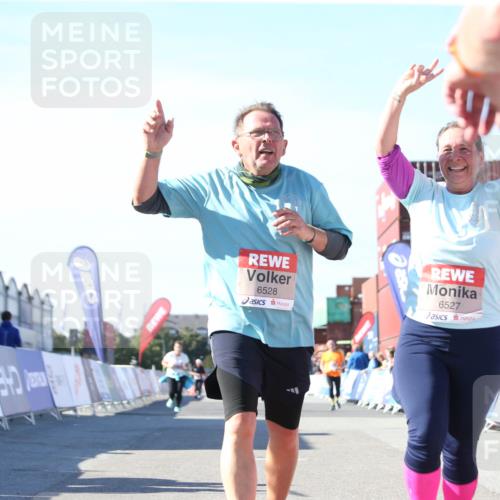 03.10.2025 - Köhlbrandbrückenlauf Jannik Wohlers http://msf.ph/oto/9129890 03.10.2025 13:45:02 Ziel 6527, 6528, 6542, 6546 meine-sportfotos.de