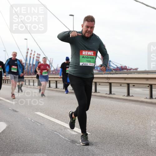 03.10.2025 - Köhlbrandbrückenlauf Lena Gebhardt http://msf.ph/oto/9129893 03.10.2025 16:04:38 Position 2 7899 meine-sportfotos.de