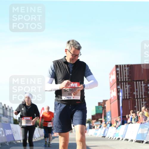 03.10.2025 - Köhlbrandbrückenlauf Jannik Wohlers http://msf.ph/oto/9129903 03.10.2025 13:45:22 Ziel 5015, 5223, 5600, 5999, 6264, 6695 meine-sportfotos.de