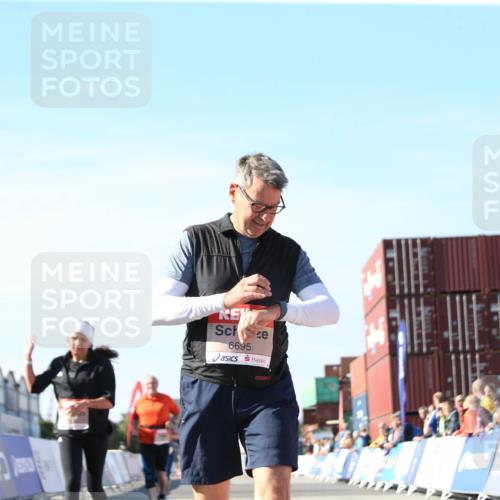 03.10.2025 - Köhlbrandbrückenlauf Jannik Wohlers http://msf.ph/oto/9129908 03.10.2025 13:45:22 Ziel 5015, 5223, 5600, 5999, 6264, 6695 meine-sportfotos.de