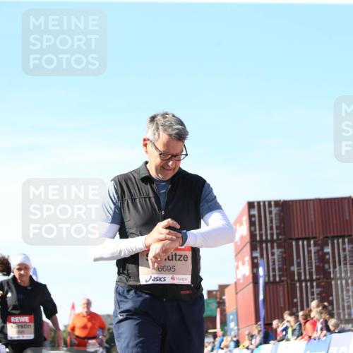 03.10.2025 - Köhlbrandbrückenlauf Jannik Wohlers http://msf.ph/oto/9129923 03.10.2025 13:45:23 Ziel 5223, 5600, 5999, 6264, 6695 meine-sportfotos.de