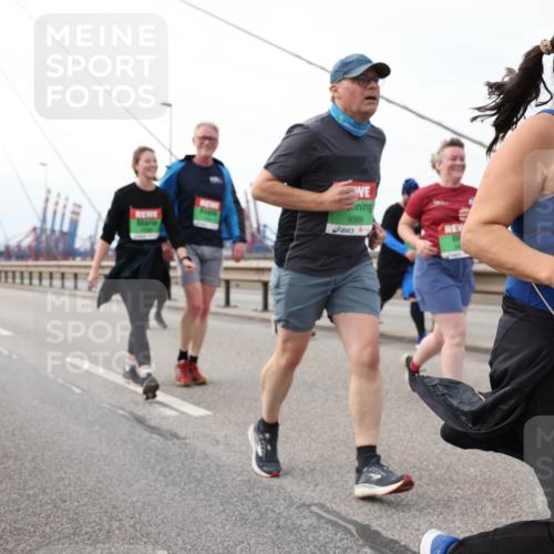 03.10.2025 - Köhlbrandbrückenlauf Lena Gebhardt http://msf.ph/oto/9129925 03.10.2025 16:04:42 Position 2 9389 meine-sportfotos.de