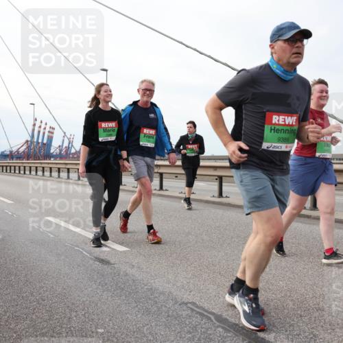 03.10.2025 - Köhlbrandbrückenlauf Lena Gebhardt http://msf.ph/oto/9129929 03.10.2025 16:04:42 Position 2 9389, 9402 meine-sportfotos.de