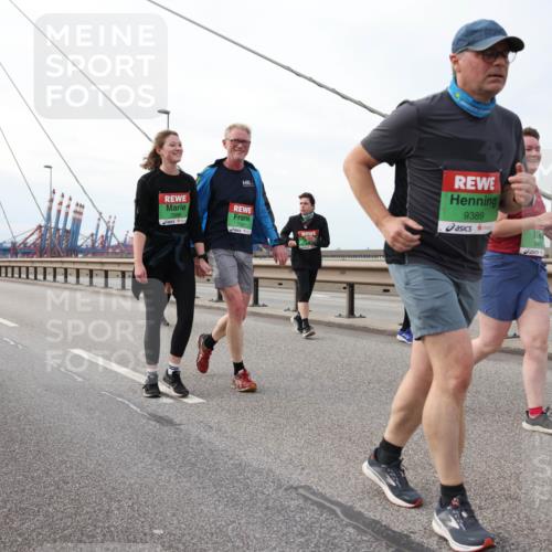 03.10.2025 - Köhlbrandbrückenlauf Lena Gebhardt http://msf.ph/oto/9129932 03.10.2025 16:04:42 Position 2 7997, 9389 meine-sportfotos.de